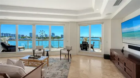 464 Golden Gate Point Sarasota FL 34236