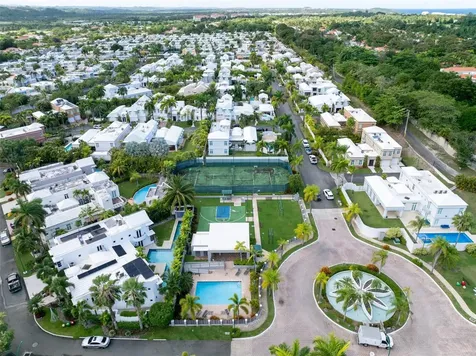 37 Paseo Las Palmas Dorado PR 00646