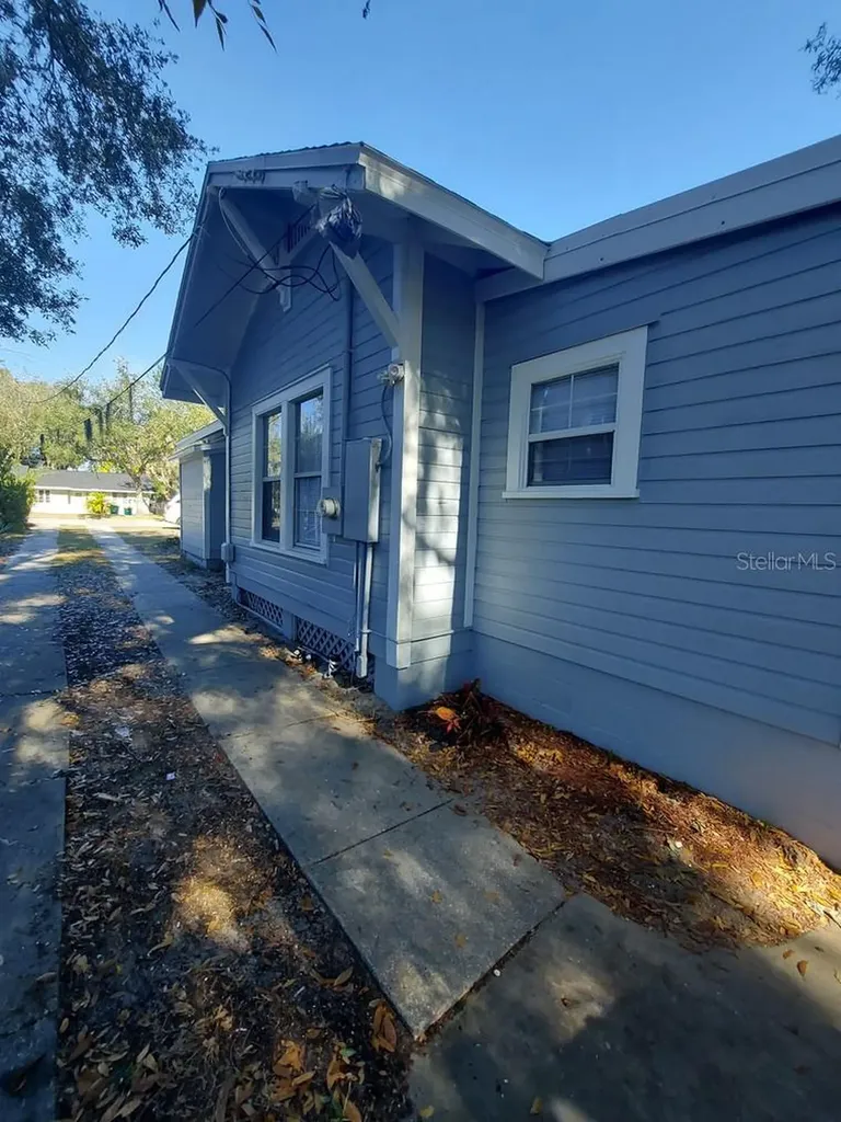 616 W Howry Avenue Deland FL 32720