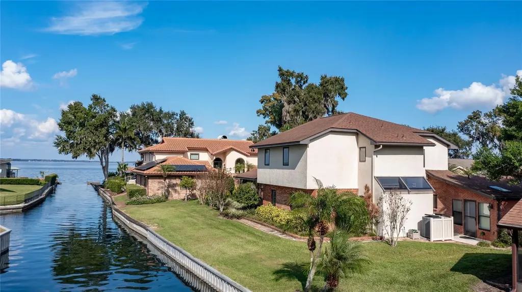 104 Acacia Point Yalaha FL 34797