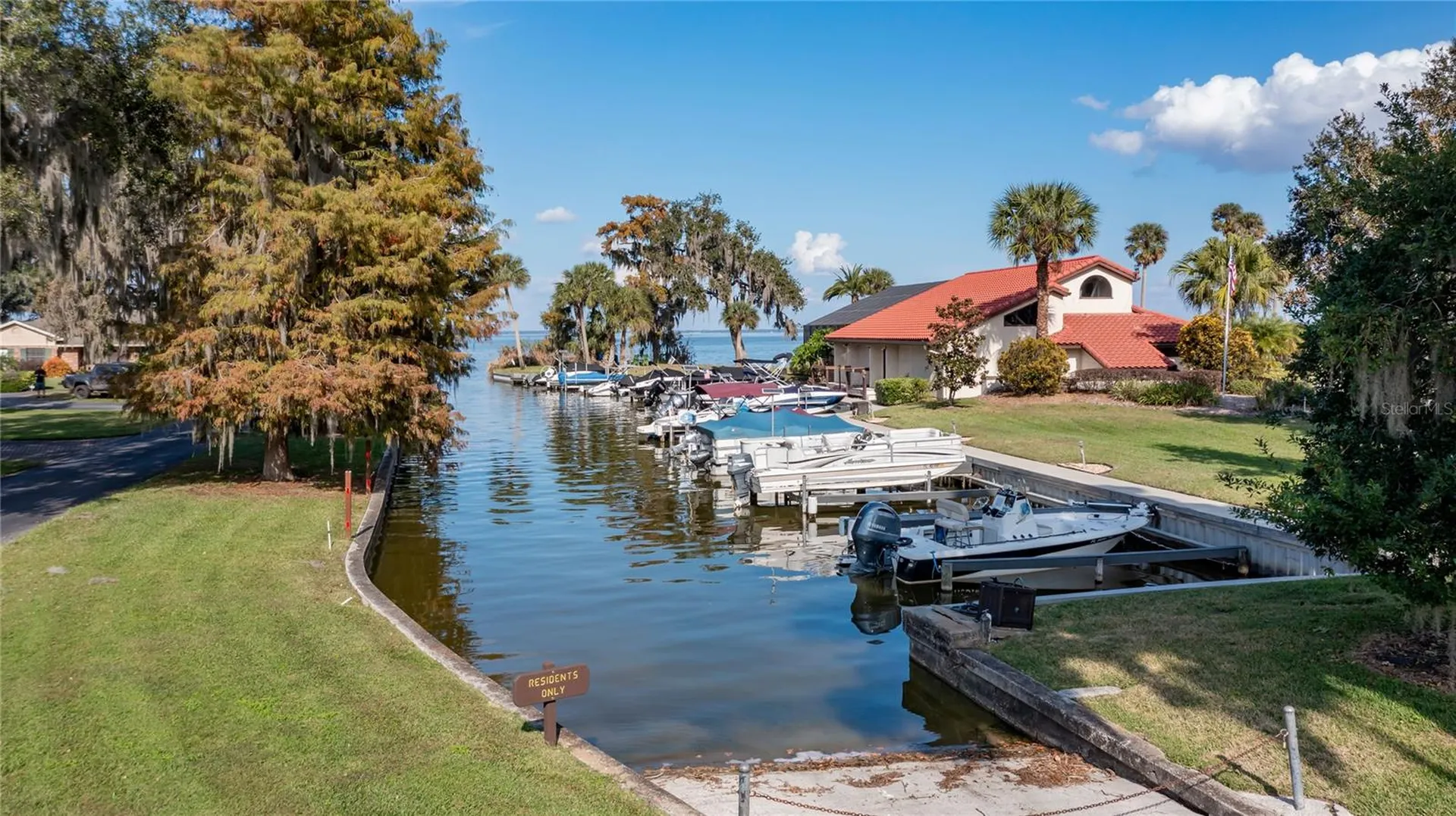 104 Acacia Point Yalaha FL 34797