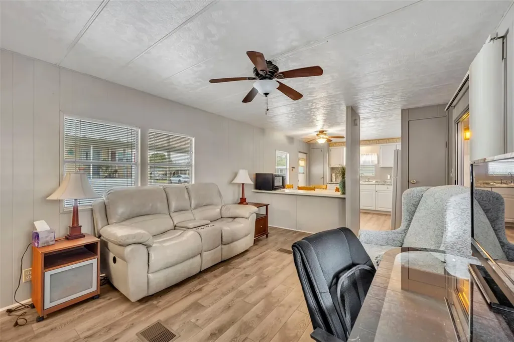 11 Hawaiian Way Leesburg FL 34788