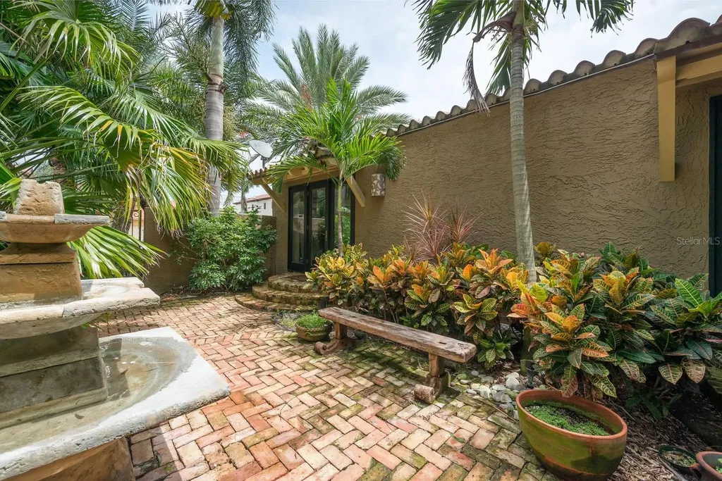 808 Brightwaters Boulevard NE St Petersburg FL 33704