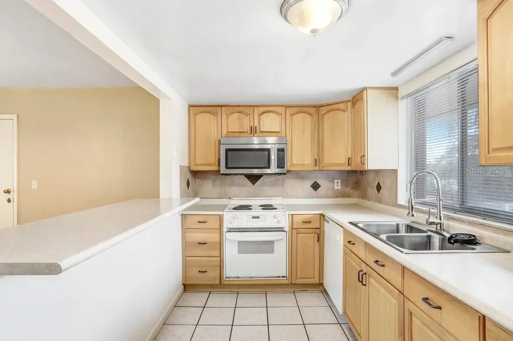 3821 S Lake Drive Tampa FL 33614