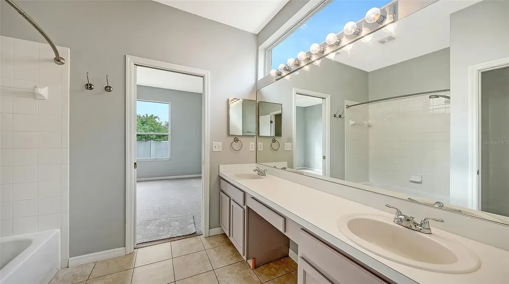 5513 47th Court E Bradenton FL 34203