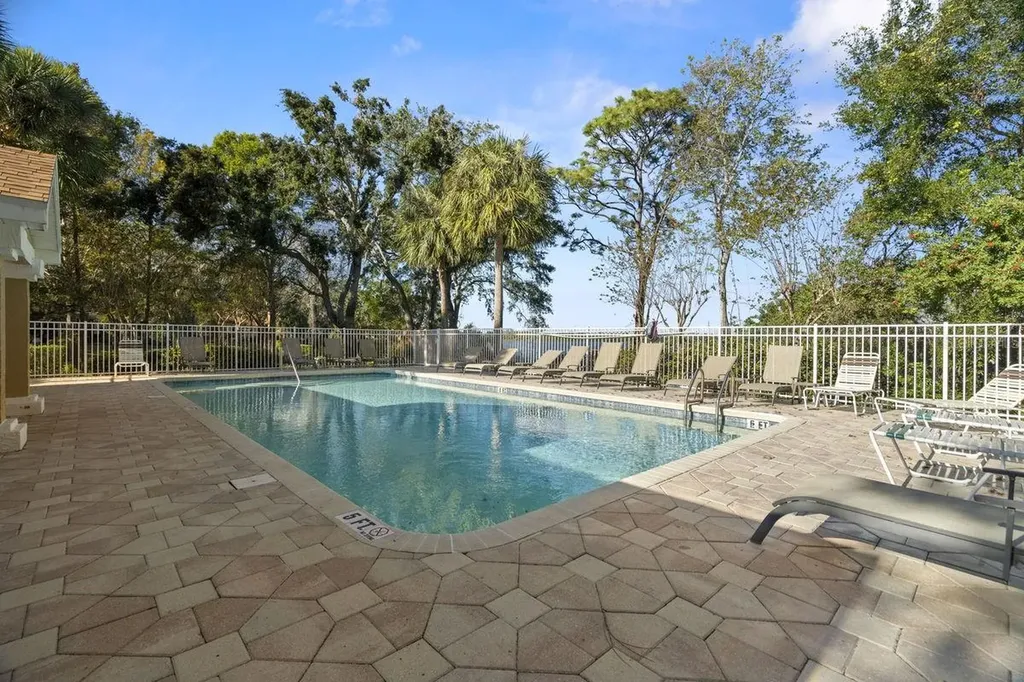 660 Spring Lake Circle Tarpon Springs FL 34688