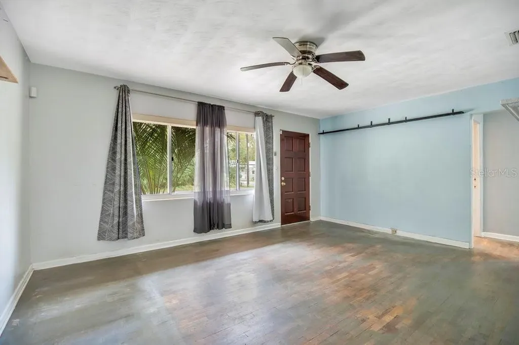 525 S Dexter Avenue Deland FL 32720
