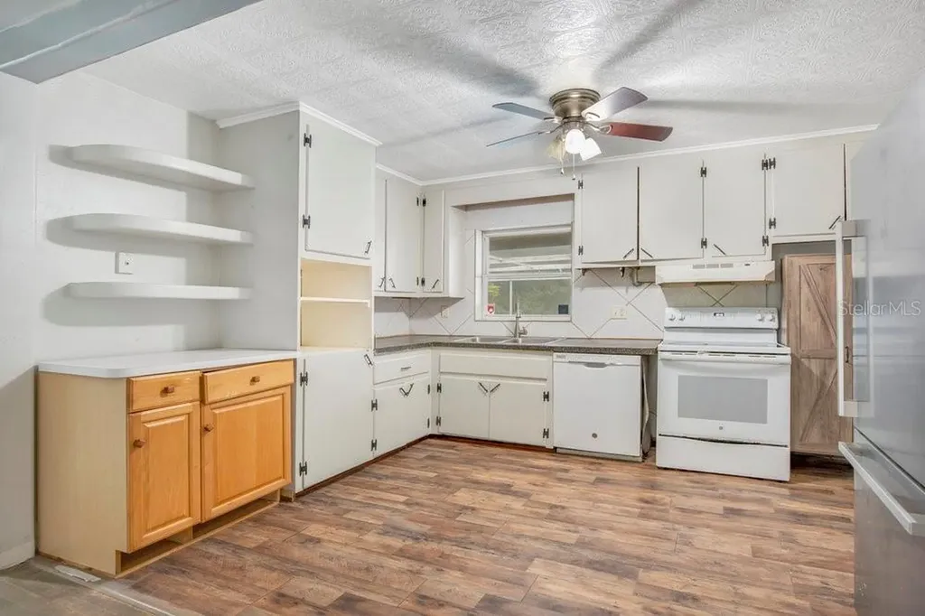 525 S Dexter Avenue Deland FL 32720