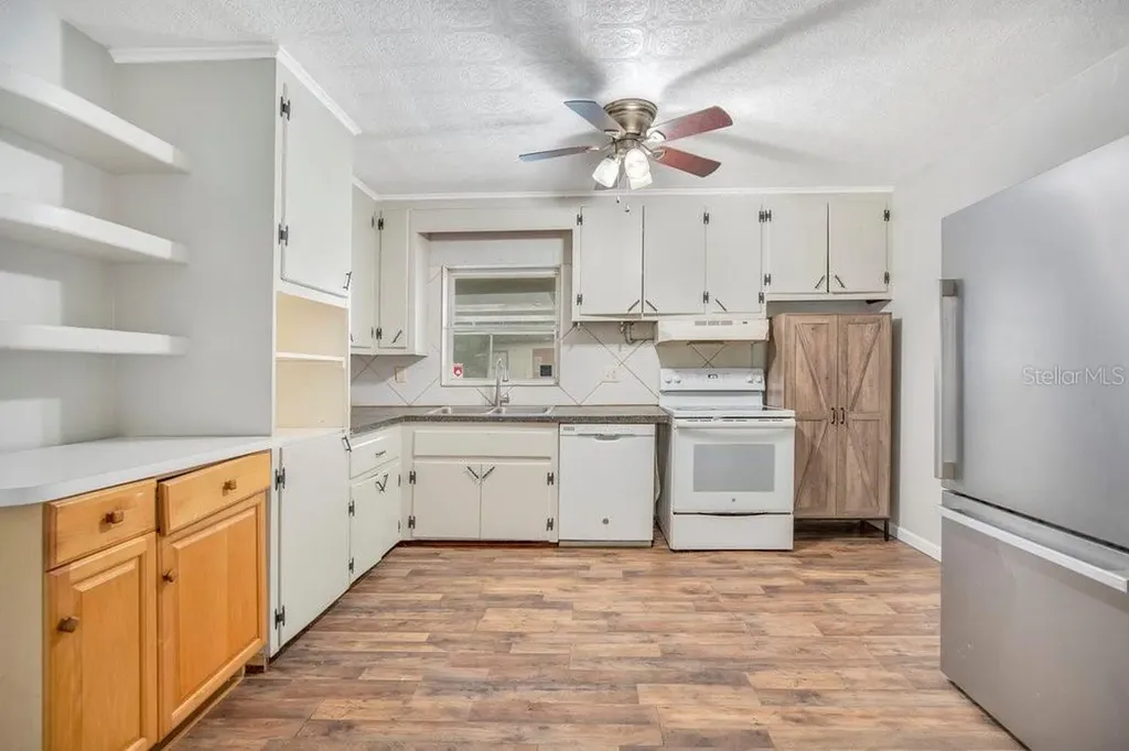 525 S Dexter Avenue Deland FL 32720