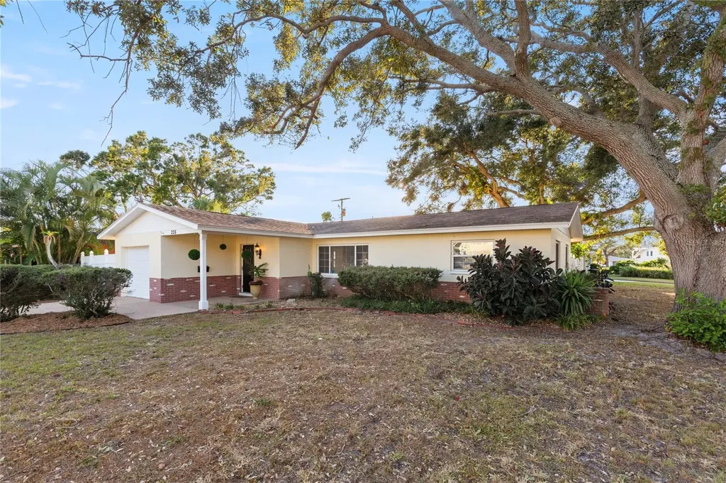 226 75th Street N St Petersburg FL 33710
