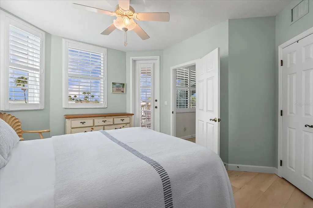 1260 Dolphin Bay Way Sarasota FL 34242