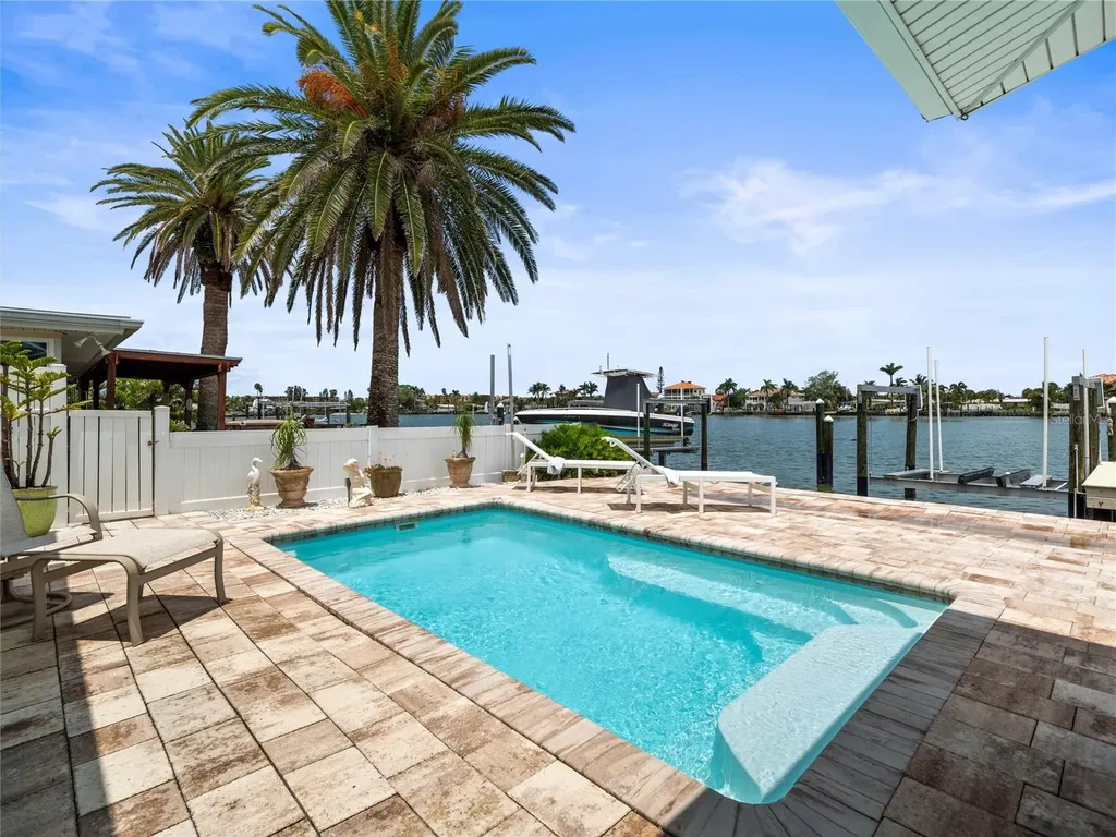 16129 4th Street E Redington Beach FL 33708