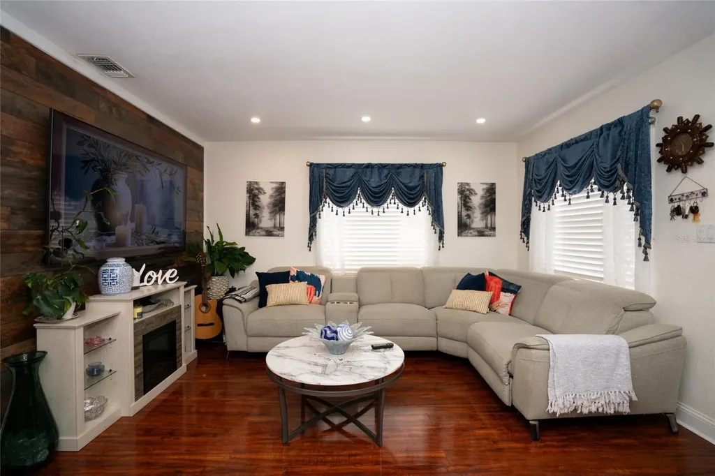 3305 W Aileen Street Tampa FL 33607