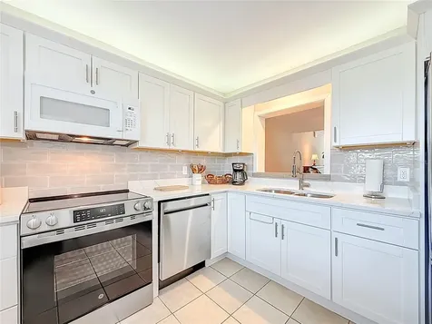 7930 Sun Island Dr S South Pasadena FL 33707