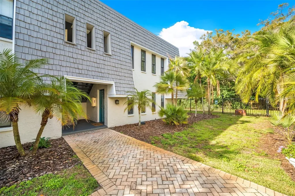 708 Lyndhurst Dunedin FL 34698