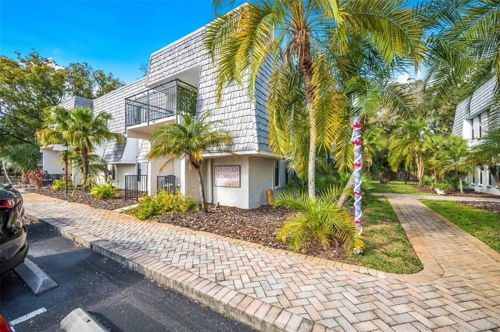 708 Lyndhurst Dunedin FL 34698