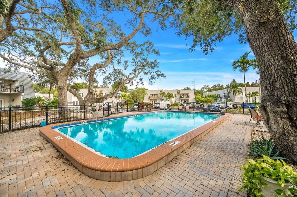 708 Lyndhurst Dunedin FL 34698