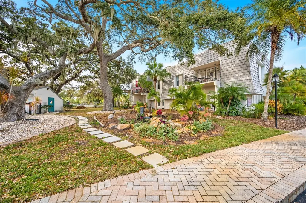 708 Lyndhurst Dunedin FL 34698