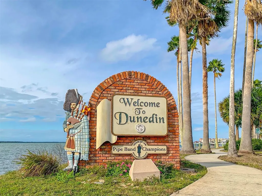 708 Lyndhurst Dunedin FL 34698