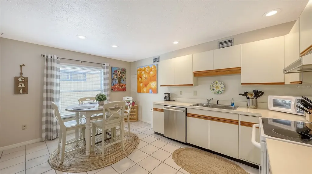 126/128 Avenida Veneccia Sarasota FL 34242