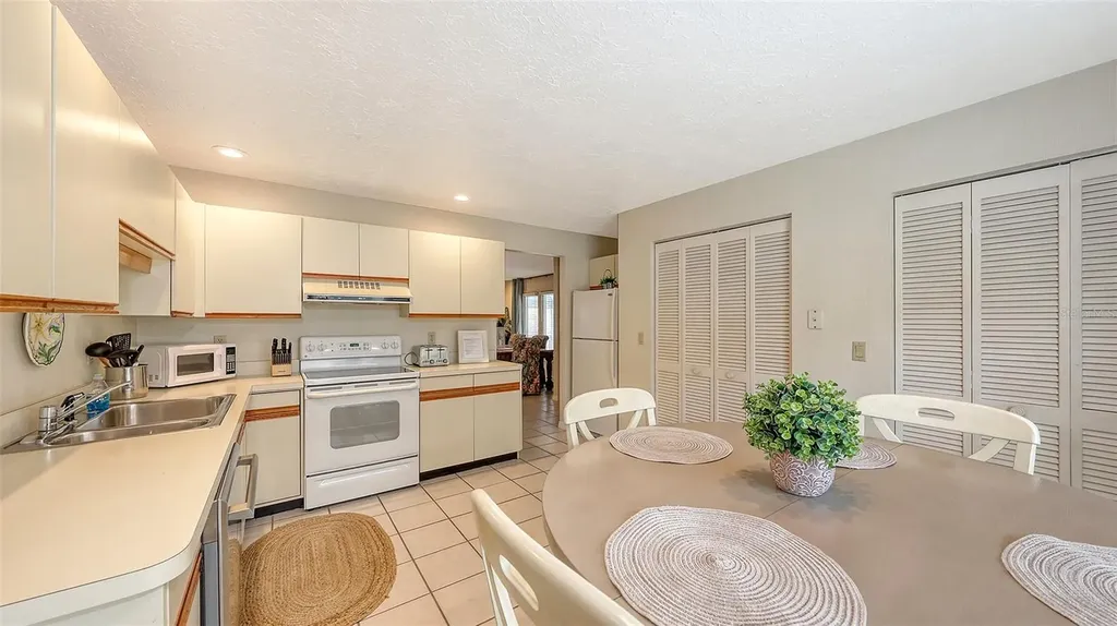 126/128 Avenida Veneccia Sarasota FL 34242