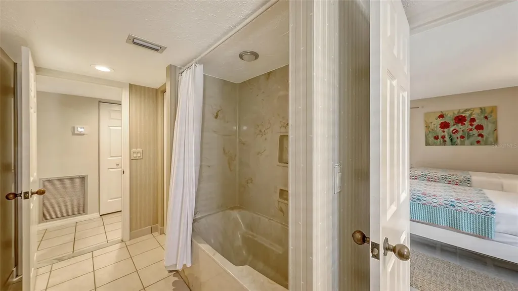 126/128 Avenida Veneccia Sarasota FL 34242