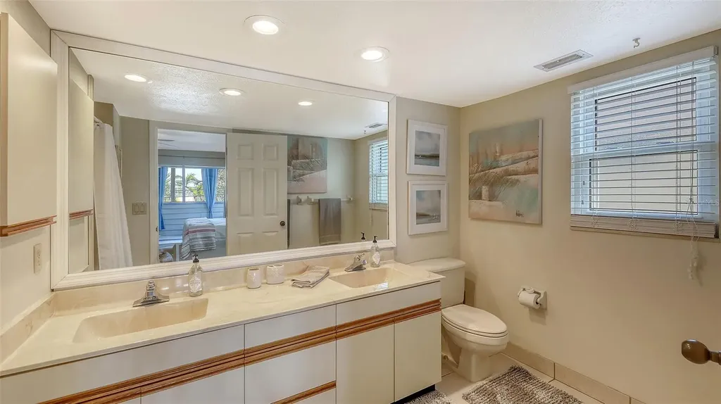 126/128 Avenida Veneccia Sarasota FL 34242