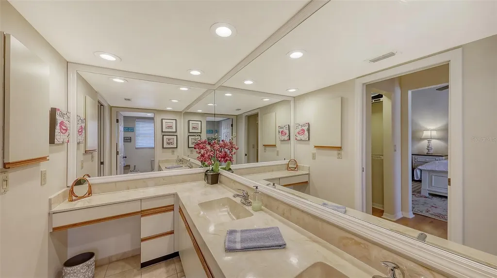 126/128 Avenida Veneccia Sarasota FL 34242