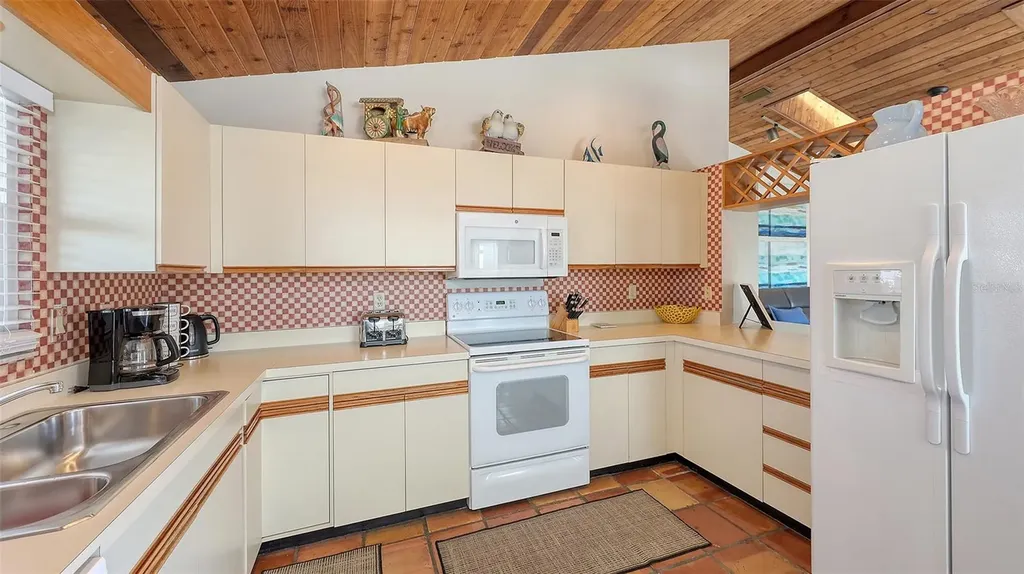 126/128 Avenida Veneccia Sarasota FL 34242