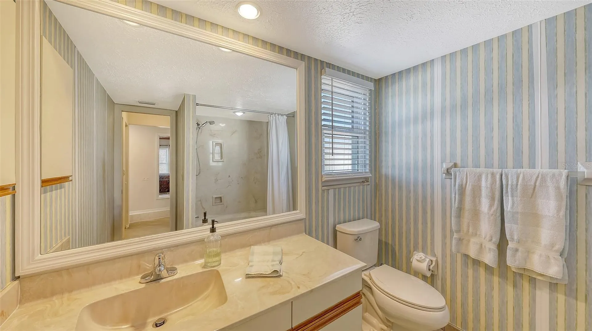 126/128 Avenida Veneccia Sarasota FL 34242