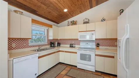 126/128 Avenida Veneccia Sarasota FL 34242