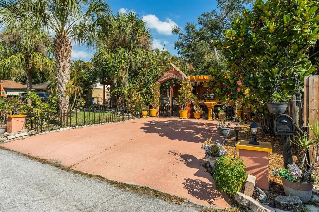 305 N Lauber Way Tampa FL 33609