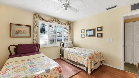 3823 Glen Oaks Drive E Sarasota FL 34232
