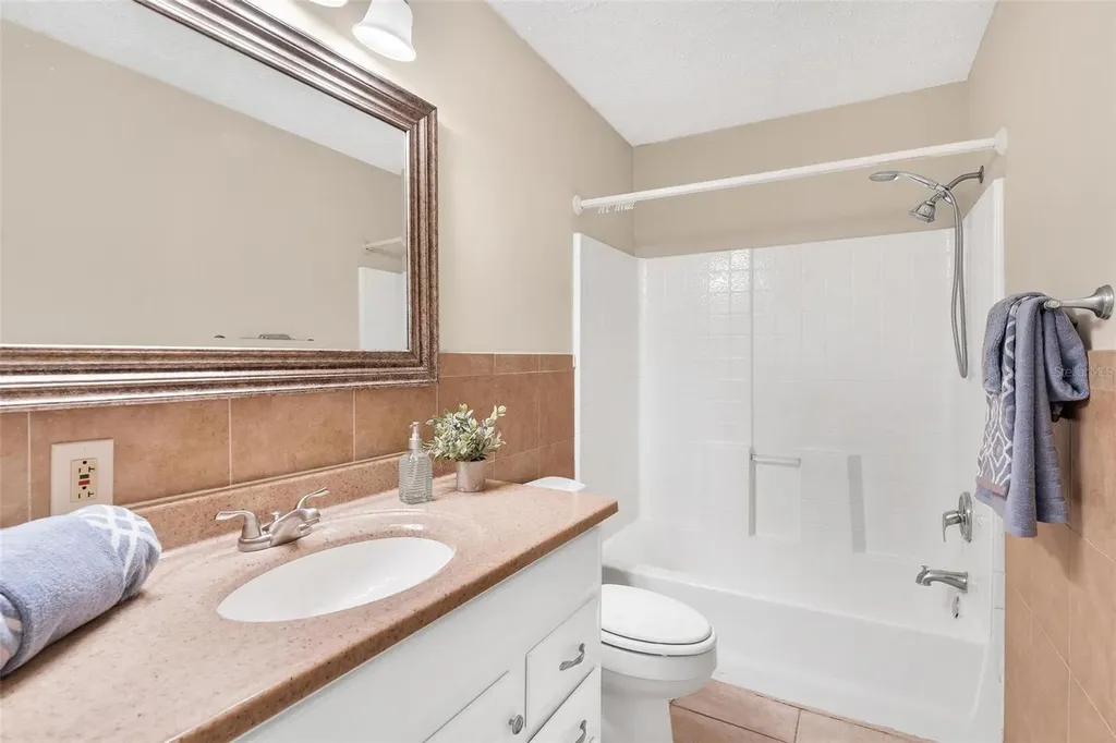 229 W Mcclendon Street Lady Lake FL 32159