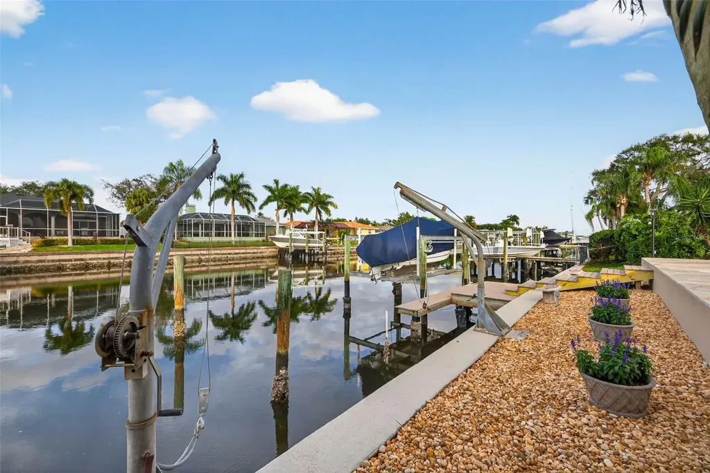 1963 Tanglewood Drive NE St Petersburg FL 33702