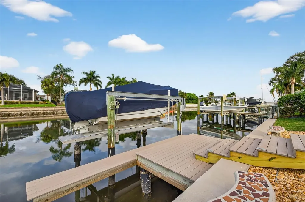 1963 Tanglewood Drive NE St Petersburg FL 33702