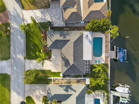 1963 Tanglewood Drive NE St Petersburg FL 33702