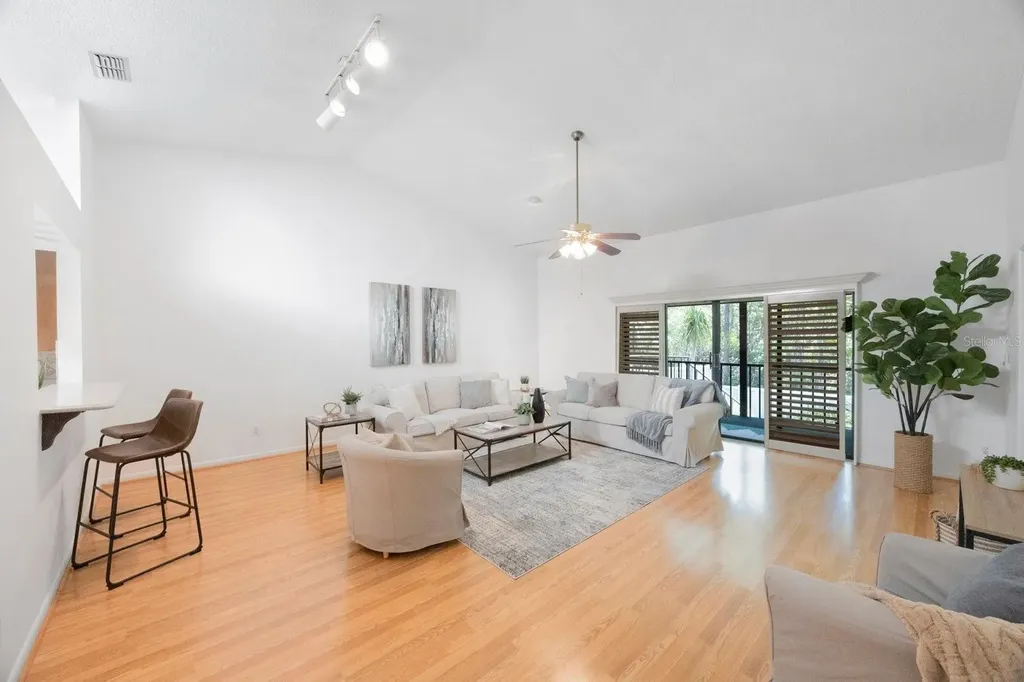 842 Amelia Court NE St Petersburg FL 33702