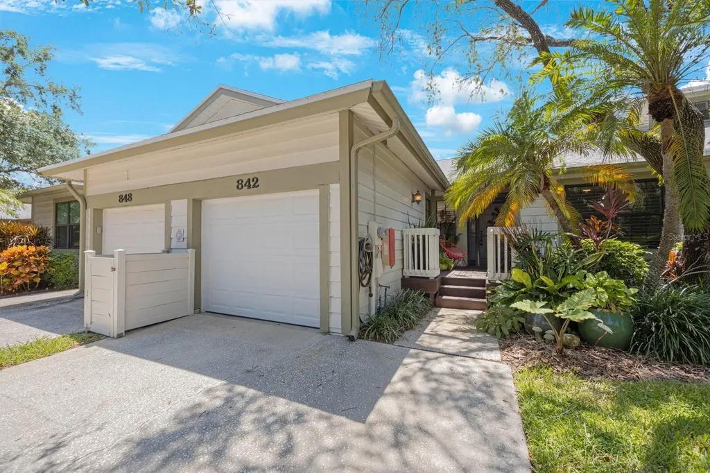842 Amelia Court NE St Petersburg FL 33702