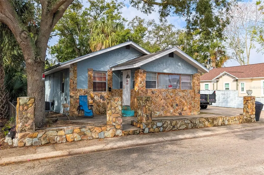 2011 Auburn Street S St Petersburg FL 33712