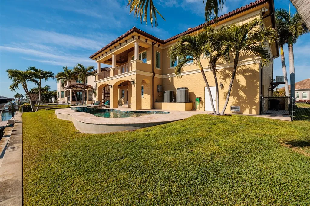 1976 Kansas Avenue NE St Petersburg FL 33703