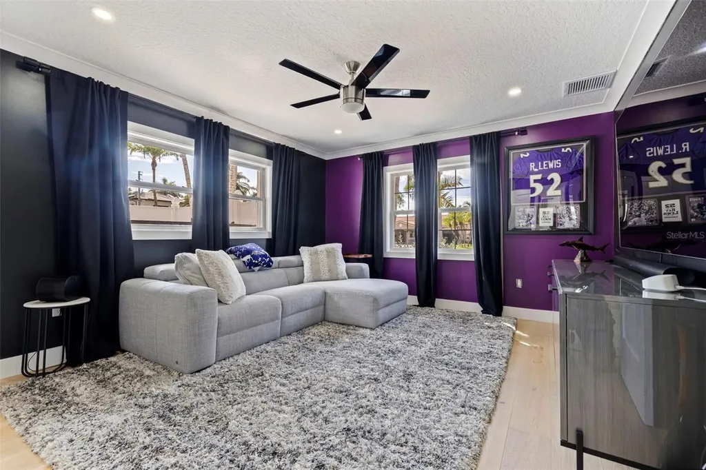 7827 9th Avenue S St Petersburg FL 33707