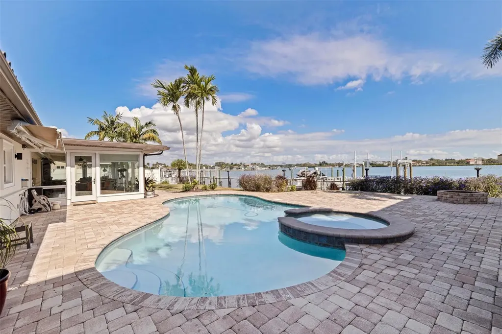 7827 9th Avenue S St Petersburg FL 33707