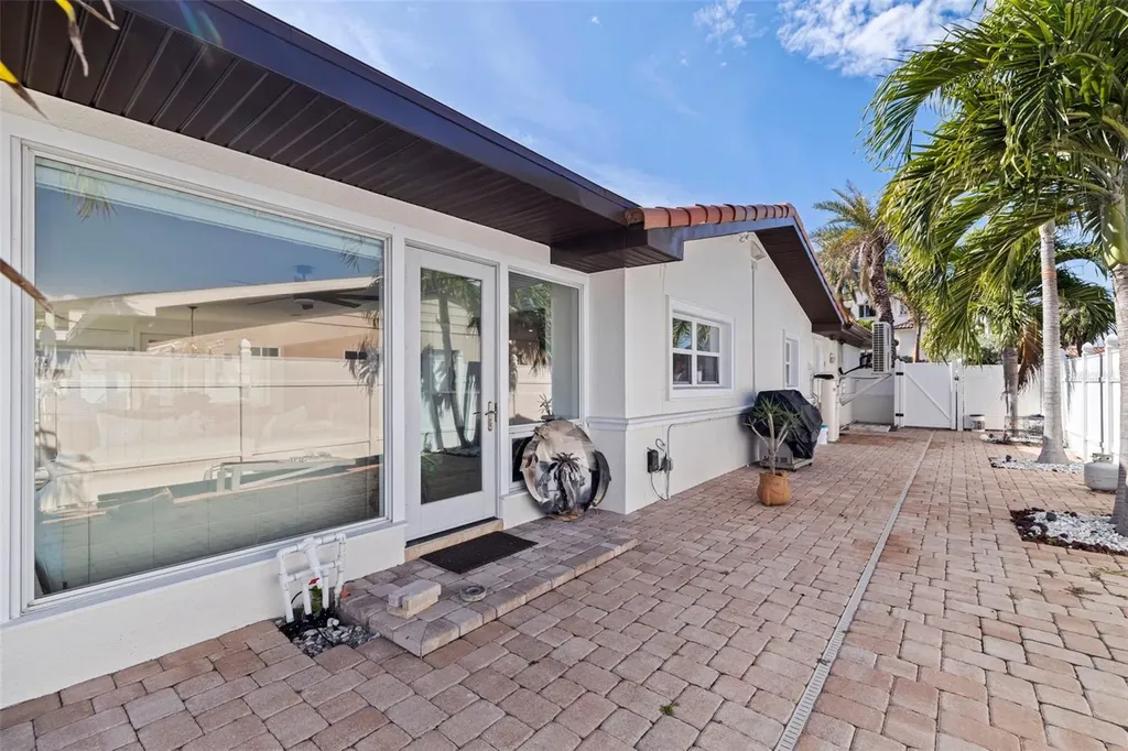 7827 9th Avenue S St Petersburg FL 33707