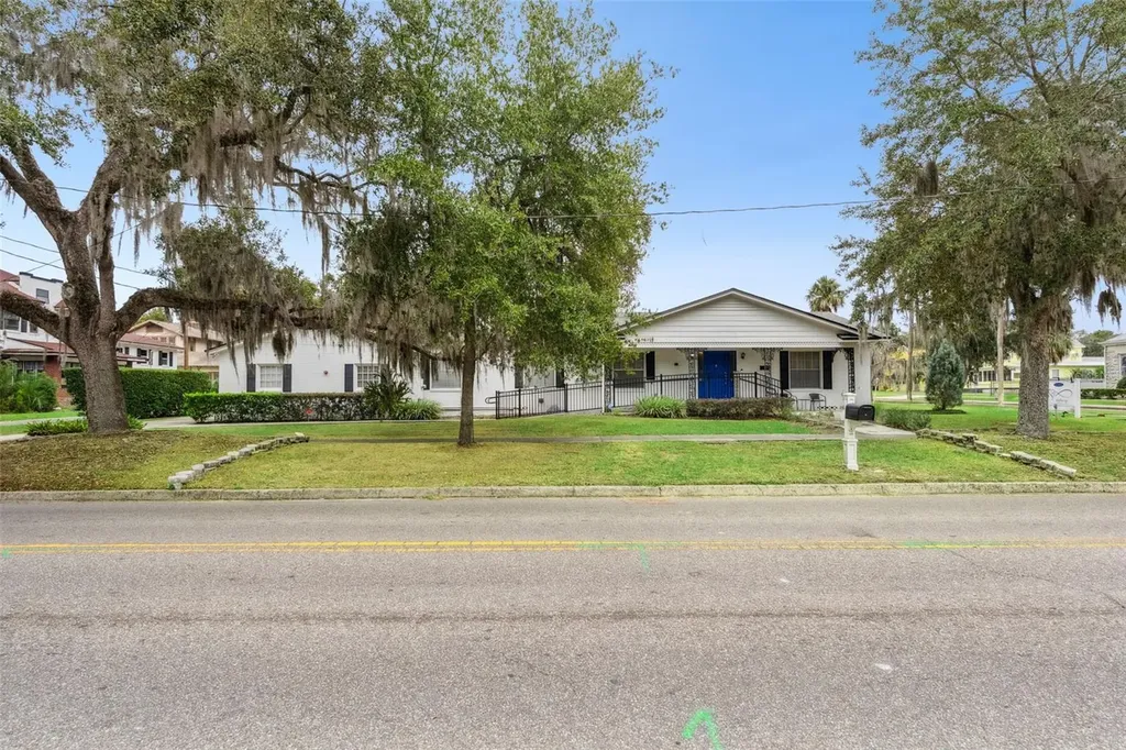 27 S Center Street Eustis FL 32726
