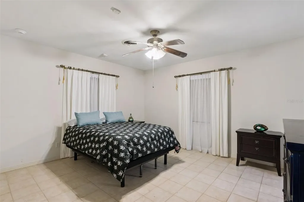 27 S Center Street Eustis FL 32726