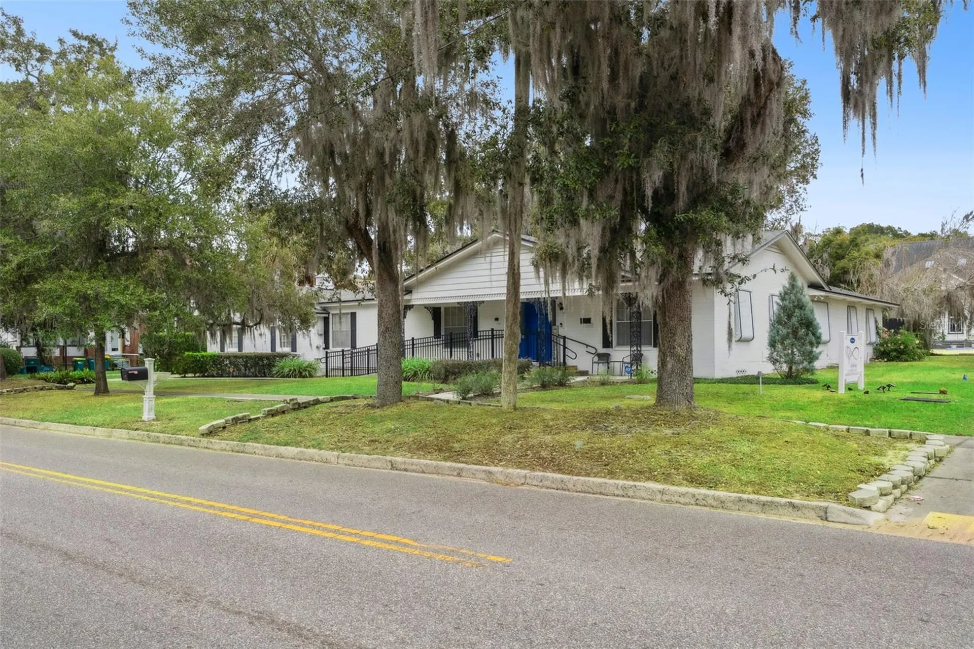 27 S Center Street Eustis FL 32726
