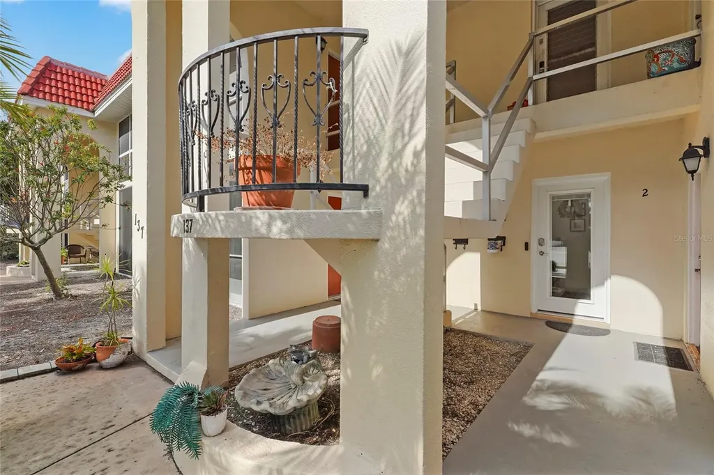137 Avenida Messina Sarasota FL 34242