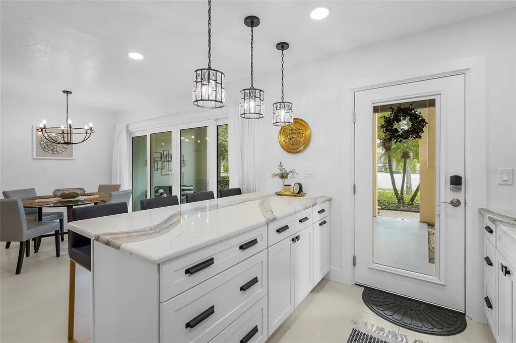 137 Avenida Messina Sarasota FL 34242