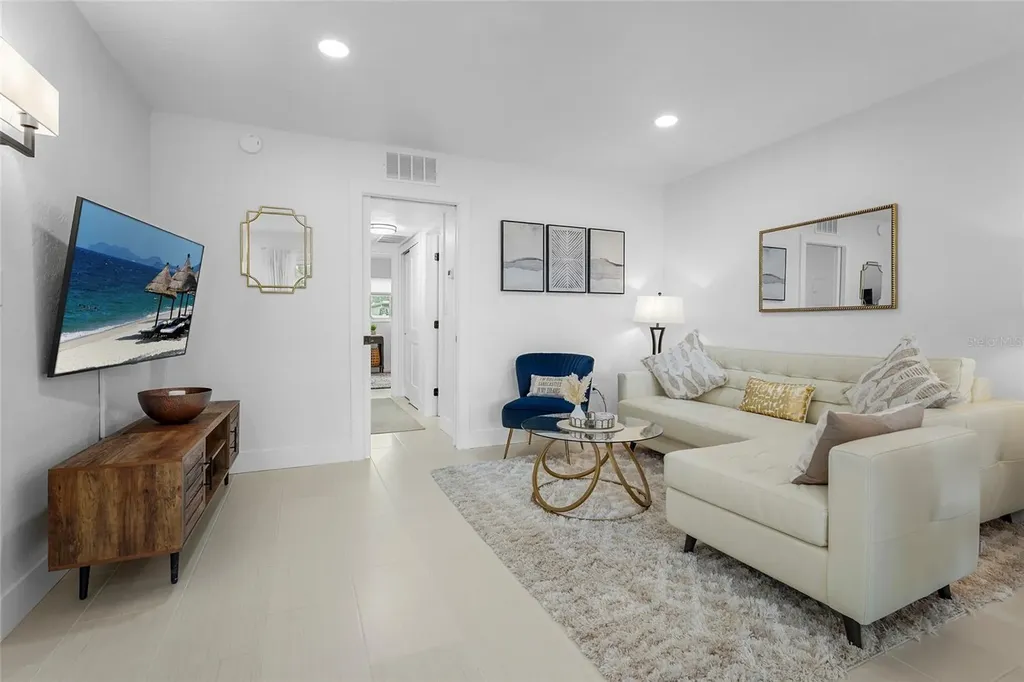 137 Avenida Messina Sarasota FL 34242